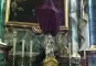 Während der Passionszeit verhülltes Kreuz