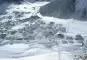 Die zu Tale gedonnerten Schneemassen türmen sich meterhoch im Ort Galtür.